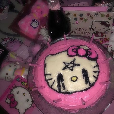 Bolo Da Hello Kitty, Emo Party, Kitty Birthday Cake, Paznokcie Hello Kitty, Grunge Kawaii, Creepy Cute Aesthetic, Hello Kitty Birthday Cake, Ugly Cakes, Hello Kitty Aesthetic