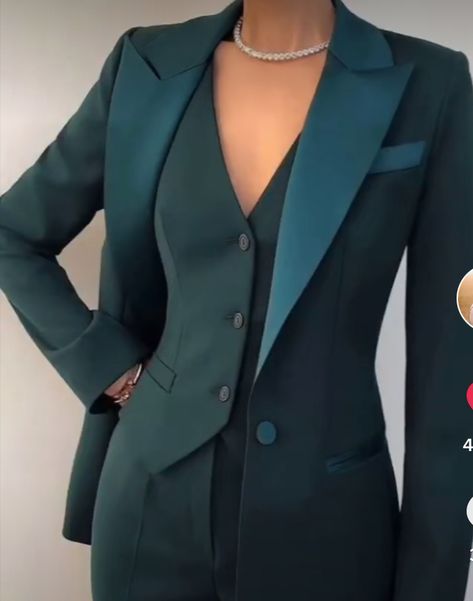 Girl Tuxedo, Women Pant Suit, Green Suit, Woman Suit Fashion, Green Girl, Pantsuits For Women, Classy Work Outfits, Stylish Work Outfits, Slim Fit Suit