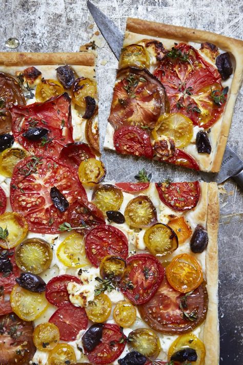 Rustic Tarts, Rustic Tomato Tart, Italian Picnic, Mediterranean Tomato, Rustic Cooking, Tomato Tart Recipe, Summer Vegetarian Recipes, Frosty Recipe, Veggie Recipe