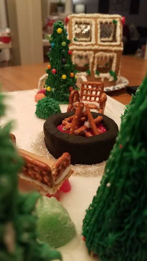 Non Gingerbread House Ideas, Gingerbread House Landscape Ideas, Coolest Gingerbread Houses, Unique Gingerbread House Ideas Design, Gingerbread House Theme Ideas, Awesome Gingerbread Houses, Rustic Gingerbread House Decorations, Cool Gingerbread House Designs, Space Gingerbread House