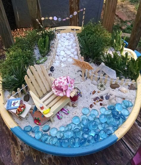 Miniature Beach Garden Beach Fairy Garden, Garden Figures, Fairy Garden Designs, Fairy Garden Crafts, Beach Garden, Mini Fairy Garden, Outdoor Crafts, Fairy Garden Houses, Garden Terrarium