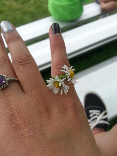 Flower ring #ringsfordays Flower Rings Aesthetic, Flower Ring Aesthetic, How To Makw, Real Flower Ring, Art Photo Ideas, Flower Rings, Ring Tutorial, Daisy Ring, Diy Rings