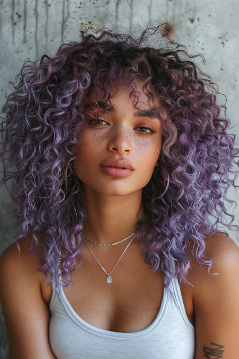 Purple Balayage Curly Hair Natural Curls, Curly Hair Fashion Color, Lavender Curly Hair Black Women, Vibrant Curly Hair Color, Color Black Curly Hair, Natural Texture Hair, Curly Hair Two Colors, Fashion Color Curly Hair, Ombré Hair Curly