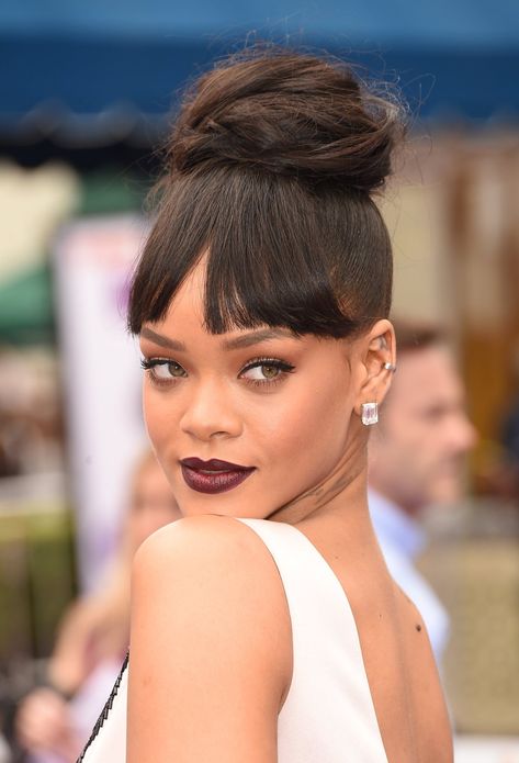 Rock this Rihana-approved bun hairstyles this New Year's Eve! Glamorous Hair Updo, Rihanna Hairstyles, Rihanna Photos, High Bun, Messy Bun Hairstyles, Athletic Hairstyles, Holiday Hairstyles, Trending Hairstyles, On The Red Carpet