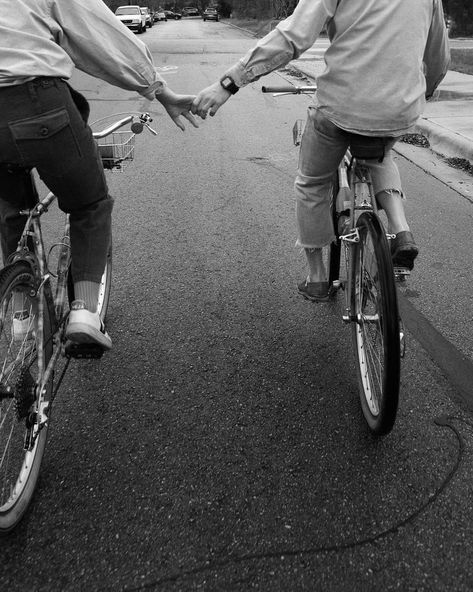 Mountain Bike Aesthetic, Cycling Couple, Night Bike Ride, Bike Couple, Bike Aesthetic, Night Biking, Cinema Photography, Bike Lovers, Street Bikes