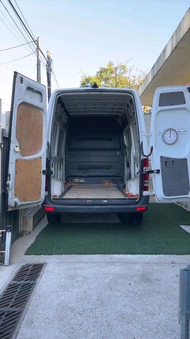 Kangoo Camper, Camper Interior Design, Camper Van Life, Luxury Van, Kombi Home, Van Conversion Interior, Combi Volkswagen, Campervan Life, Build A Camper Van