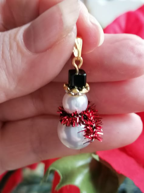 Christmas Jewelry - Get all your supplies met with just one simple click to visit. Act IMMEDIATELY! Sunglasses Chains, Diy Christmas Earrings, Diy Crafts Keychain, Decor Beads, Christmas Jewelry Diy, Holiday Beading, Beadwork Necklace, Holiday Earrings, Bead Charms Diy