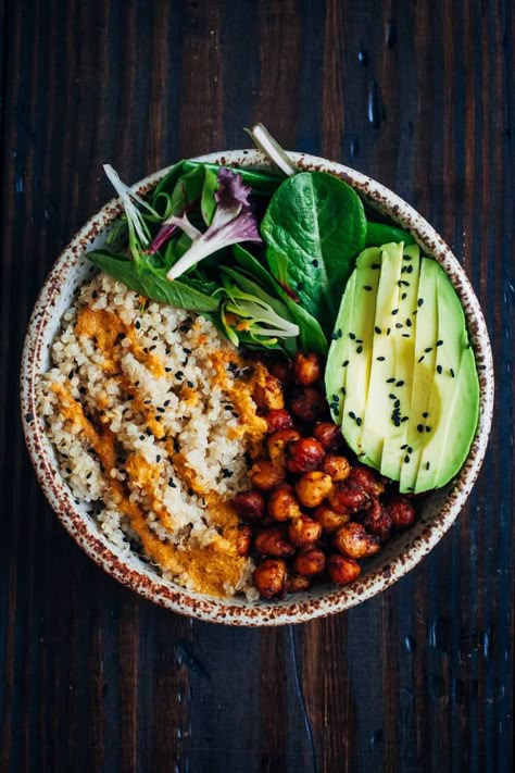 Buddha Bowl Vegan, Burger Vegetarian, Sandwich Vegetarian, Vegetarian Bowls, Buddha Bowls Recipe, Vegan Buddha Bowl, High Protein Vegan Recipes, Spiced Chickpeas, Decorações Com Comidas