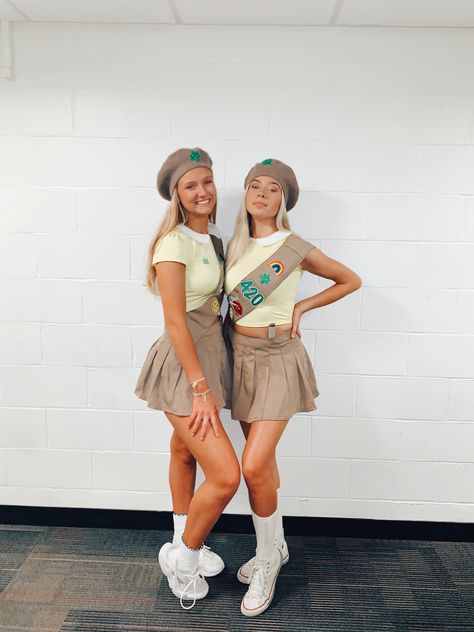 Costumes For Best Friends, Costumes Faciles, Clueless Halloween Costume, Costume Carnaval, Cute Group Halloween Costumes, Bff Halloween Costumes, Best Friend Halloween Costumes, Halloween Coustumes, Duo Halloween Costumes