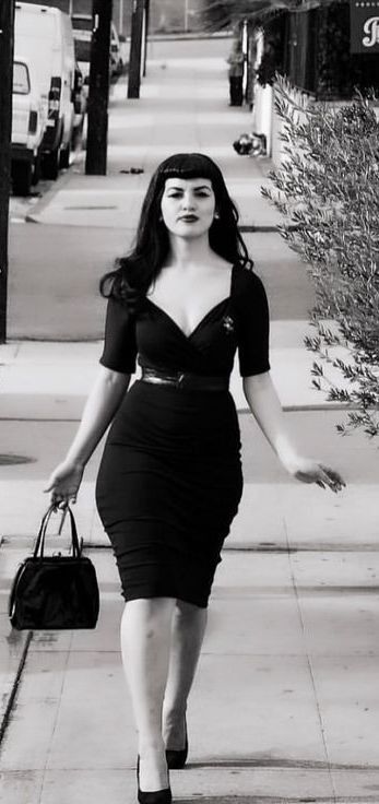 Pinup Rockabilly Style Outfit, All Black Everything Outfit, 40s Goth Fashion, 1950s Alternative Fashion, Pinup Inspired Outfits, 1950s Gothic Fashion, Vintage Pinup Outfits, Pinup Aesthetic Outfit, Vintage Heels Outfit