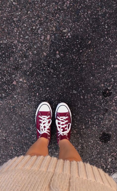 Burgundy Converse Outfit Aesthetic, Converse Bordo, Bordo Aesthetic, Converse Wishlist, Cherry Converse, Red Converse Aesthetic, All Stars Outfit, Converse Outfit Aesthetic, Converse Rouge