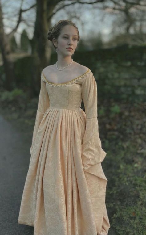 1490s Fashion, Medieval Dress Aesthetic, Historical Dresses Medieval, Medieval Princess Costume, Tudor Dress, Medieval Gown, Fairytale Fashion, Medieval Dress, Medieval Fashion