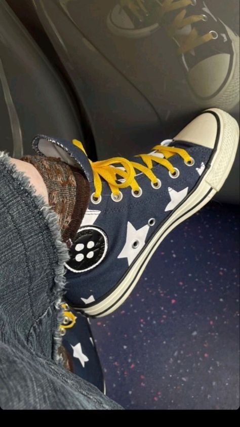 Laika Converse, Coraline Converse, Coraline Shoes, Halloween Converse, Coraline Core, Bunny Clothes, Coraline Costume, Converse Design, Coraline And Wybie