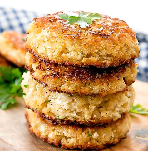 These crab cakes use cauliflower instead of crab meat. Even though they don't contain any crab, they taste and feel like real crab cakes. This is my new favorite way to eat cauliflower! Zucchini Crab Cakes, Cauliflower Cakes, Cauliflower Patties, Cauliflower Bread, Yummy Veggies, Levain Bakery, Cauliflower Bites, Healthier Eating, Bread Bun