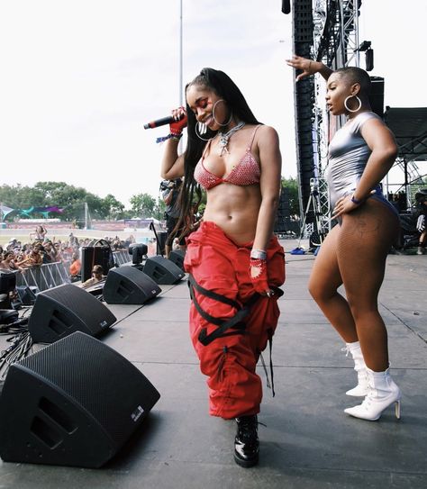 pinterest : @ ZADDYYY SANTANA Rap Festival Outfit Hip Hop, Rolling Loud Outfits Miami, Rap Festival Outfit, Rolling Loud Outfits, Loud Outfits, Music Festival Aesthetic, Black Festival Outfit, Rolling Loud Miami, Rave Fit