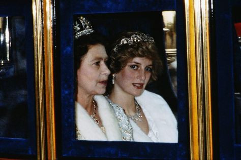 Queen Elizabeth II and Princess Diana: Inside Their Relationship Prinses Margaret, Princesa Margaret, Queen Elizabeth Photos, Princess Diana Photos, Reine Elizabeth Ii, Princes Diana, Reine Elizabeth, Principe Harry, Charles And Diana