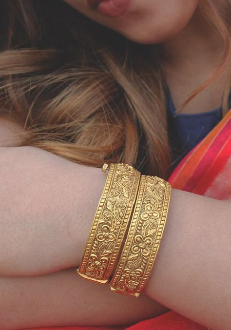 Temple Bangles, Temple Work, Jewellery Wardrobe, Gold Bangles Indian, Gold Bangles For Women, Gold Jewelry Outfits, Gold Bangle Set, Gold Necklace Indian Bridal Jewelry, Gold Bridal Jewellery Sets