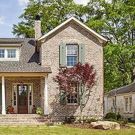 Edgewood Court/Stern Home Southern Living Exterior, Living Exterior, Exterior Paint Color Combinations, Best Exterior House Paint, Screened Porch Designs, Best Exterior Paint, Clad Home, Southern Living House Plans, House Of Turquoise