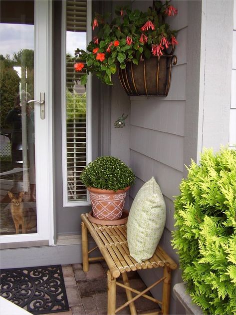 Small Porch Decorating, Porch Wall Decor, Porch Kits, Balkon Decor, Building A Porch, Small Deck Decorating Ideas, Farmhouse Front Porches, Porch Wall, Summer Porch