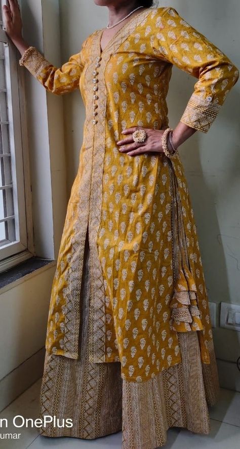 Kurta Design With Border, Latest Indian Kurti Designs, Dress With Border Design, Kurta Neck Design With Border, Kurti With Border Pattern, Border Saree Kurti Designs Latest, Border Kurta Designs, Border Dress Pattern, Border Suits Designs