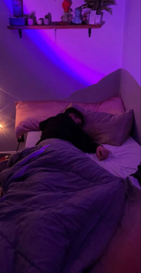 Guy Sleeping In Bed Snapchat, Napping Together Couple, Laying In Bed Aesthetic Couple Night, Sleeping Girlfriend Aesthetic, Boy And Girl Sleeping Together, Night Bed Pics, Couple Napping Aesthetic, Fake Couple Snaps Night Bed, Fake Sleeping Snaps