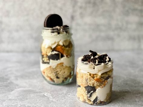 Cake Jar Ideas, Mason Jar Cakes, Different Kinds Of Cakes, Different Types Of Cakes, Cookies And Cream Cake, Cake In A Jar, Dessert In A Jar, Individual Cakes, Leftover Cake