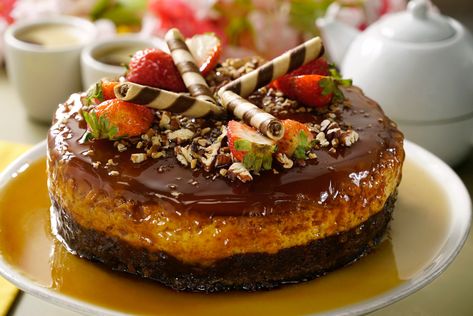 Para los amantes de la rica combinación de pastel de chocolate y cremoso flan, creamos esta receta de pastel imposible sin horno. Prepara este clásico y cocínalo en la estufa, quedará perfecto y sin complicaciones. Chocoflan Cake, Impossible Cake, Chocoflan Recipe, Flan Cake, Cake Recepies, Flan Recipe, Decadent Chocolate Cake, Rich Desserts, Classic Desserts