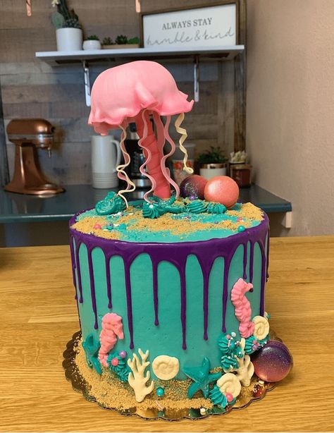 Jelly Fish Cupcakes, Jelly Fish Cake Ideas, Jellyfish Cake Ideas, Jellyfish Birthday Cake, Jellyfish Cake, Jellyfish Birthday, Make Jellyfish, Jellyfish Outfit, Ocean Birthday Cakes