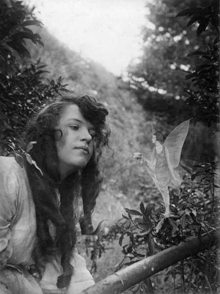 The Cottingley Fairies - When Sir Arthur Conan Doyle became convinced in the supernatural Cottingley Fairies, Fairy Academia, Real Fairies, Fairies Photos, Fairy Ring, Conan Doyle, Vintage Fairies, Arthur Conan Doyle, Fairy Art