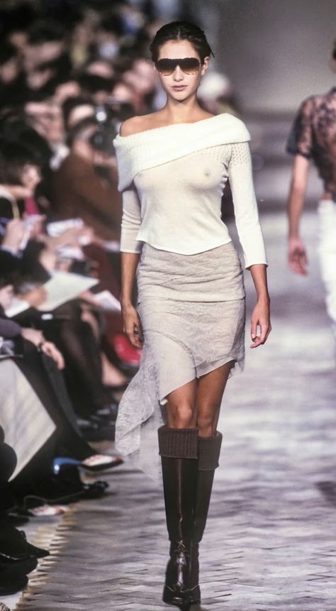 90s Runway Fashion, Mode Inspiration, Bella Hadid, Aesthetic Fashion, 90s Fashion, Runway Fashion, Fashion Inspo Outfits, High Fashion, Chloe