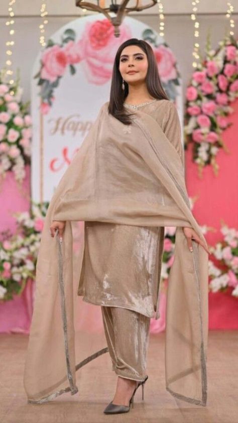 Valvet Suite Design Pakistani, Valvet Suite Design, Plain Velvet Suit Design, Dress Desgines, Desinger Dresses, Velvet Suit Design, Casual Gowns, Suite Design, Pakistani Women Dresses