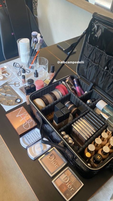 Makeup Business Names Ideas, Mua Essentials, Makeup Artist Kit Organization, Professional Makeup Artist Kit, Makeup Artist Career, Pro Makeup Kit, Makeup Artist Kit Essentials, Cosmetic Organization, Artist Career