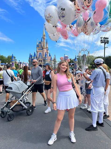 Disney Instagram Pictures, Disney Attire, Disney Fall, What To Wear To Disney, Disney Outfits Women, Disney Fits, Disney Balloons, Disney Photo Ideas, Disney Pics