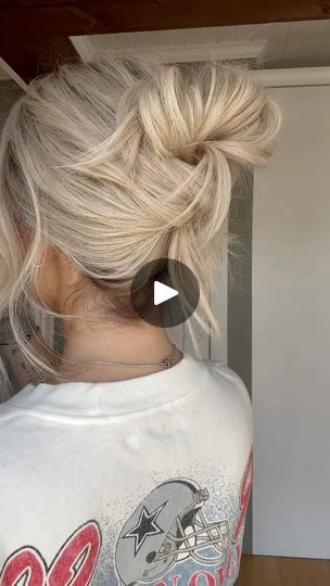 Messy Bun For Shoulder Length Hair, Mid Length Messy Buns, Messy Bun Shoulder Length Hair, Messy Bun Med Length Hair, Messy Bun For Thinner Hair, Easy Updos For Medium Hair Tutorial, Messy Bun Tutorial For Medium Hair, Bun Hacks, Updo Tutorials