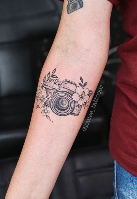 Cute Camera Tattoo Ideas, Camera And Bird Tattoo, Sunflower Camera Tattoo, Camera Tattoo With Flowers, Photo Camera Tattoo, Camera Outline Tattoo, Camera Floral Tattoo, Camera Aesthetic Tattoo, Photography Tattoo Ideas Cameras