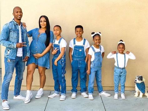 Denim Photoshoot Family, Denim Family Photoshoot, Family Picture Color Scheme, Family Shoot Ideas, Vacation Shirts Family, Denim Photoshoot, Family Pictures Ideas, Family Christmas Photos, Family Outfit Ideas