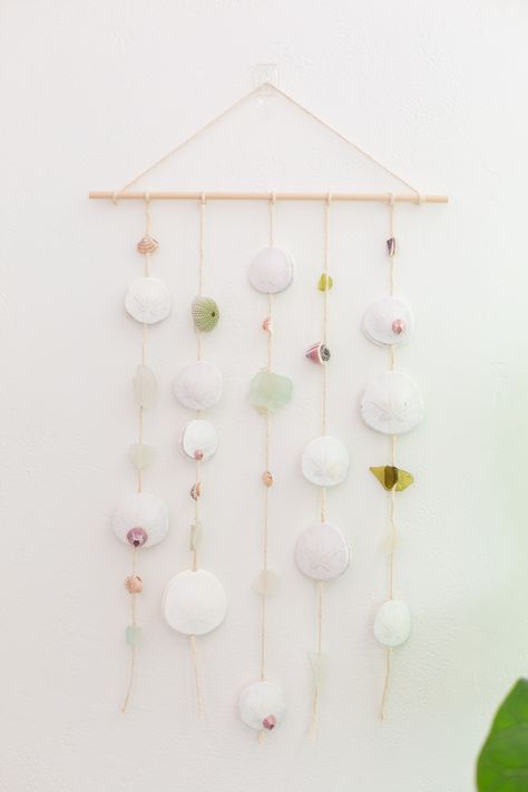 This lovely wall hanging is a perfect way to use the seashells you've collected over the years! It's a simple seashell craft that you can create on your own or with your kiddos. Try this easy DIY to create your own home decor. Click for the simple tutorial. Seashell Hanging Decor, Shell Crafts For Kids, Seashell Crafts Diy, Seashell Wall Hanging, Seashell Mobile, Seashell Wall Decor, Nursery Crafts, Rose Girl, Diy Mobile