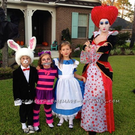 Awesome Family of Six Alice in Wonderland Group Costume Costume Halloween Famille, Disney Family Costumes, Family Themed Halloween Costumes, Characters Costumes, Wonderland Characters, The Hatter, Themed Halloween Costumes, Halloween Infantil, Alice In Wonderland Dress