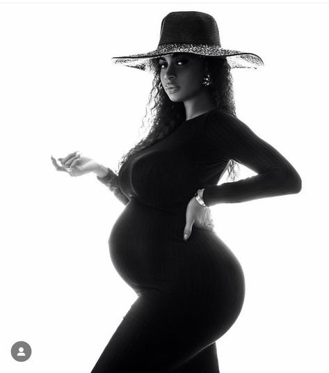 Pregnant Poses, Pregnancy Shoots, Pregnancy Photoshoot Ideas, Maternity Shoot Outfit, Bump Shoot, Mom Checklist, Maternity Studio Photoshoot, Wicked Art, Pregnancy Announcement Photoshoot