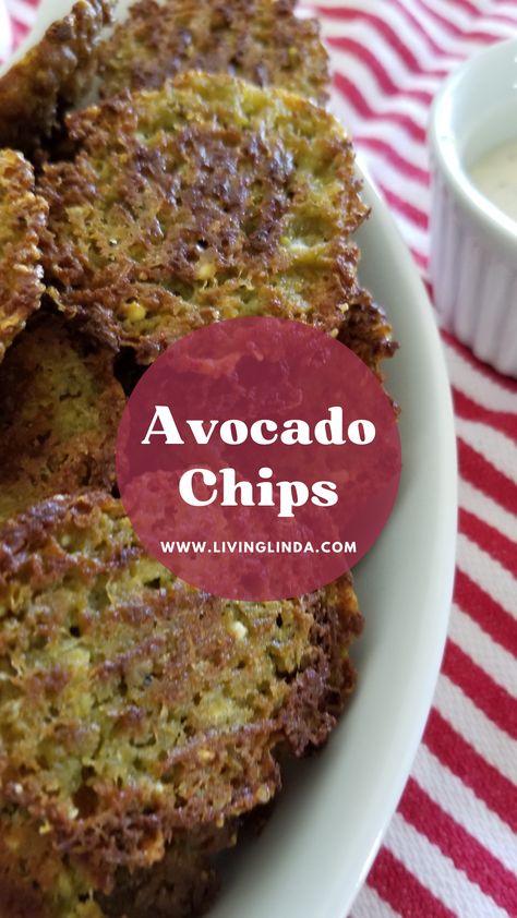 Perfect for snacking, these crispy baked avocado chips taste like guacamole in chip form. They're also low carb and gluten-free. Paleo Chips, Avocado Chips, Avocado Recipes Healthy, Keto Friendly Recipes, Baked Avocado, Avocado Recipes, Recipes Healthy, Guacamole, Cooking And Baking