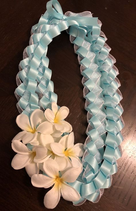 Double wrapped ribbon lei Lolly Leis Graduation Gifts, Grad Leis Diy, Lolly Lei, Graduations Lei, Lolly Necklace, Grad Leis, Graduation Leis Diy Ribbons, Graduation Garland, Money Lei Diy