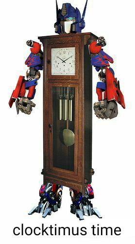 Transformers meme of Optimus prime as a clock Transformers Prime Predaking Fanart, Transformers Funny Pictures, Arcee X Optimus, Transformers One Wallpaper, Transformers Memes Funny, Halloween Transformers, Optimus Prime Fanart, Transformers Prime Funny, Ironhide Transformers