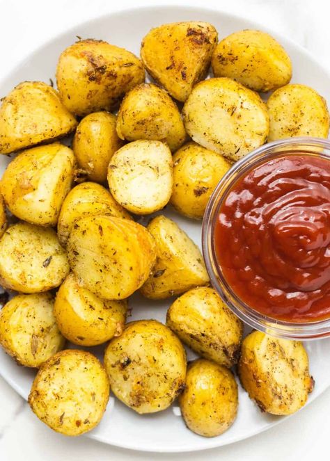 oven roasted yukon gold potatoes on a white dish Baked Yukon Gold Potatoes, Gold Potato Recipes, Roasted Yukon Gold Potatoes, Grilled Buffalo Chicken, Delicious Side Dishes, Best Thanksgiving Side Dishes, Sweet Potato Fries Baked, Creamy Potato Salad, Gold Potatoes