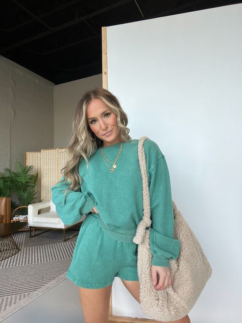 Kelly Girl Lounge Set Green Matching Lounge Set Outfit, Matching Set Outfit Two Pieces, Set Outfit Two Pieces, Lounge Wear Ideas, Lounge Set Outfit, Cute Loungewear Sets, Summer Lounge Wear, Lounge Wear Outfit, Cute Lounge Outfits