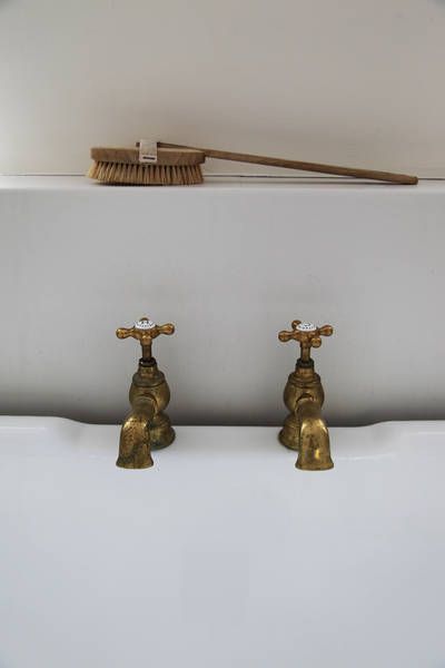 Brass Bathroom Faucets, Brass Bathroom, Widespread Bathroom Faucet, Trendy Bathroom, Luxury Homes Interior, Vintage Bathroom, Cheap Decor, Beautiful Bathrooms, White Bathroom