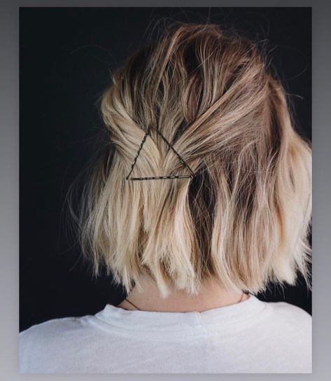 Bobby pin triangle Short Hair Bobby Pin Styles, Blonde Bob Haircut, Short Blonde Bobs, Dunner Wordend Haar, Messy Bob, Inverted Bob Hairstyles, Travel Hair, Bob Hairstyles For Thick, Wavy Bob Hairstyles