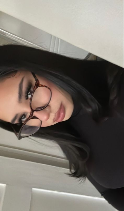 Glasses Baddie, 90s Makeup Look, Glasses Outfit, Cute Nose Piercings, Glasses Inspiration, Fake Account, Nose Piercing Stud, Zara Drip, Hairstyles With Glasses