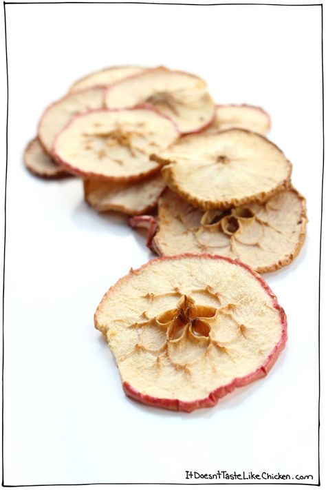 Crunchy Apple Chips! 4 Secret tips make these oven baked apple chips extra crunchy. A perfect healthy snack. Can be made from any type apple... Healthy Apple Chips, Baked Apple Chips Recipe, Cosmic Crisp Apple, Homemade Apple Chips, Baked Apple Chips, Oven Baked Apple, Polenta Frita, Apple Chips Recipe, Apple Chai