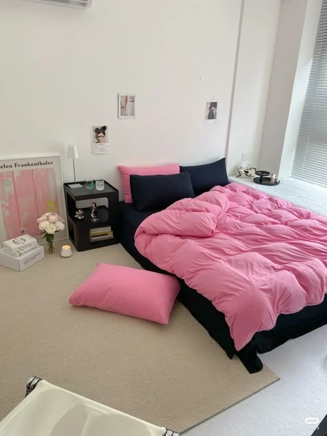 Black Bed With Pink Bedding, Small Apartment Room Decor, Black And Pink Apartment, Pink And Black Bedroom Aesthetic, Black And Pink Bedding, Black And Pink Room Aesthetic, Black And Pink Room Ideas, Pink Black Room, Dream Apartment Decor