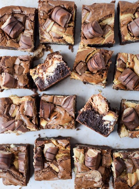 Food With Chocolate, Kinder Recipes, Bueno Brownies, Brownies Gooey, Brownies Ideas, Gooey Chocolate Brownies, Brownie Desserts Recipes, Brownie Ideas, Brownie Toppings